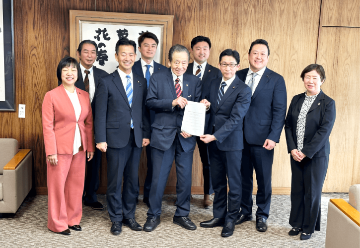 自治体議員の皆さんと共に荒川区の西川区長、足立区の近藤区長と面談。