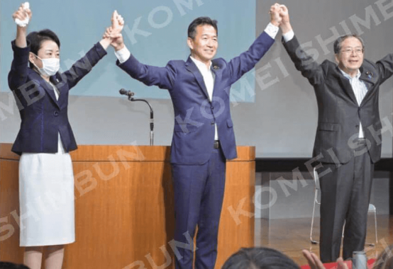 足立区で時局フォーラムを開催し、岡本三成衆議院議員、斉藤鉄夫国土交通大臣、近藤やよい足立区長。