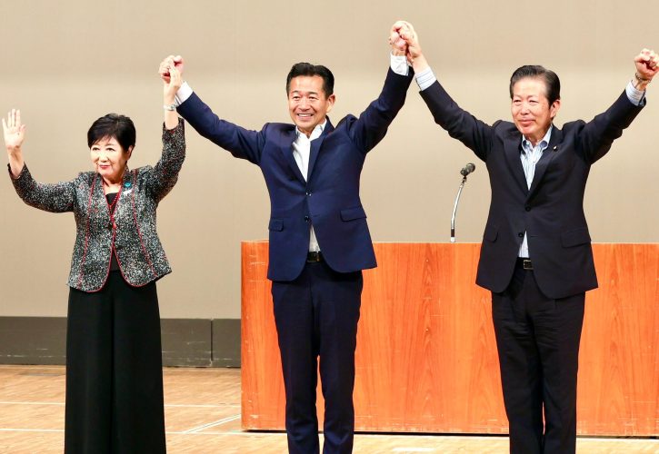 荒川区でフォーラムを開催し、小池都知事と山口代表との写真。