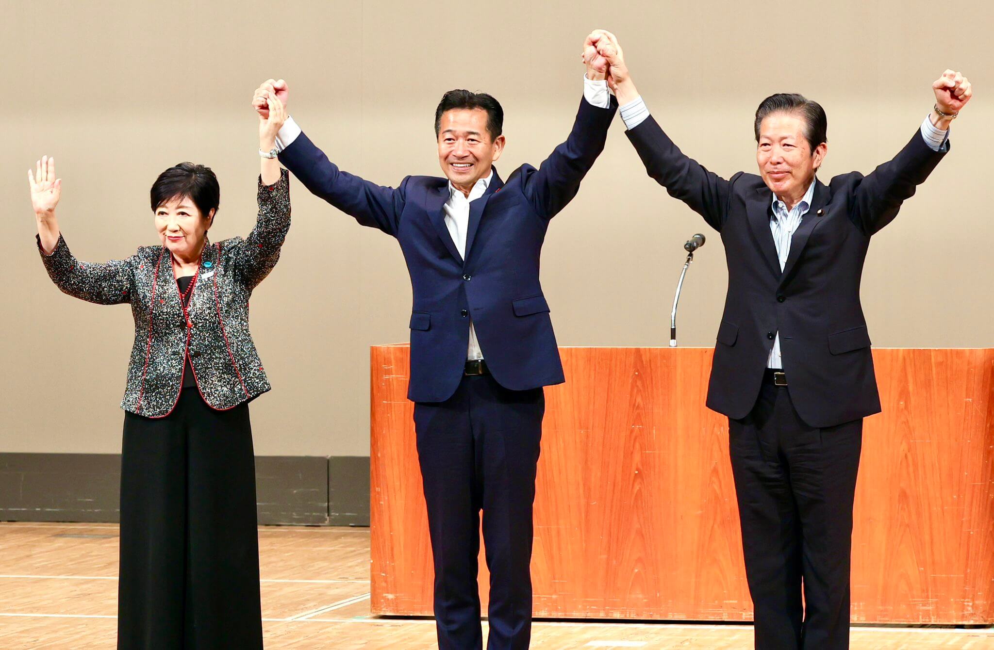 荒川区でフォーラムを開催し、小池都知事と山口代表との写真。