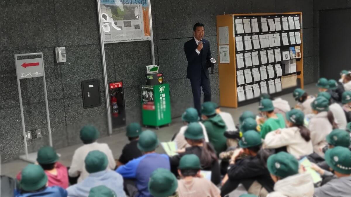 荒川区の汐入東小学校６年生と先生方、計132名が国会見学にお越しになりました。